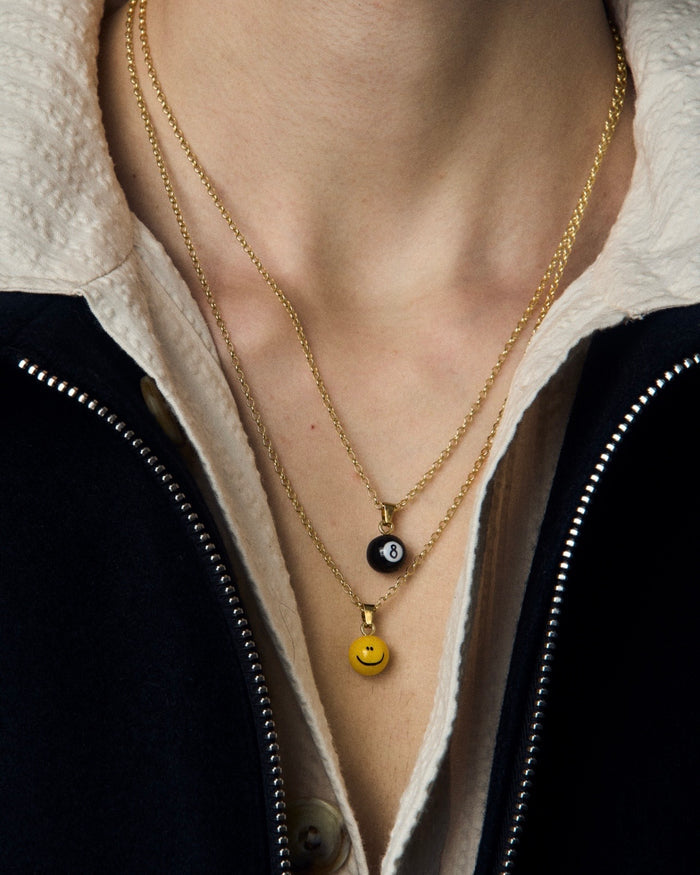 925 Sterling Silber Kette mit 8-Ball-Billardkugel-Anhänger, filigrane Gliederkette kombiniert mit glänzendem, kontrastreichem schwarz-weißen Anhänger für ein auffälliges, modernes Schmuckdesign.