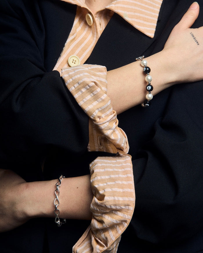 Armband mit echten Perlen, versehen mit kleinen 8-Ball-Billardkugel-Anhängern
