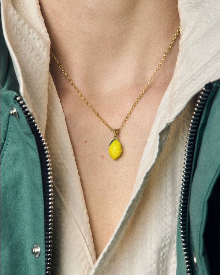 Halskette mit Zitronen-Anhänger, filigrane Kette mit leuchtend gelbem, fruchtigem Motiv für ein verspieltes und sommerliches Schmuckdesign.