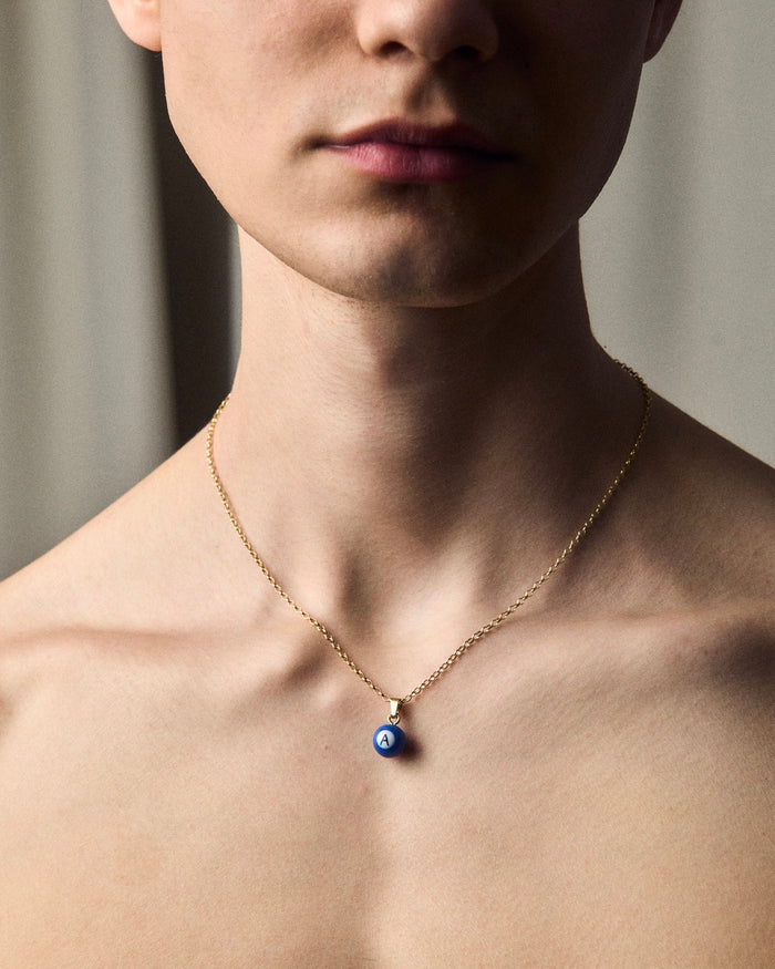 Feine Halskette mit handbemalter Perle und personalisiertem „A“-Anhänger auf der Perle, einzigartiges, kunstvolles Design für ein individuelles Schmuckstück.