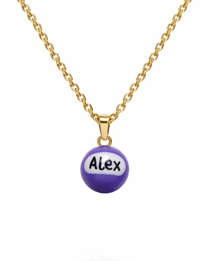 Feine Halskette mit handbemalter Perle und personalisiertem „Alex“-Anhänger auf der Perle, einzigartiges, kunstvolles Design für ein individuelles Schmuckstück.