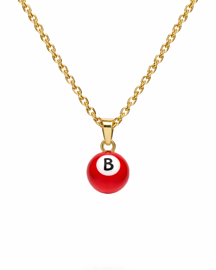 Feine Gold-Halskette mit handbemalter Perle und personalisiertem „B“-Anhänger auf der Perle, einzigartiges, kunstvolles Design für ein individuelles Schmuckstück.