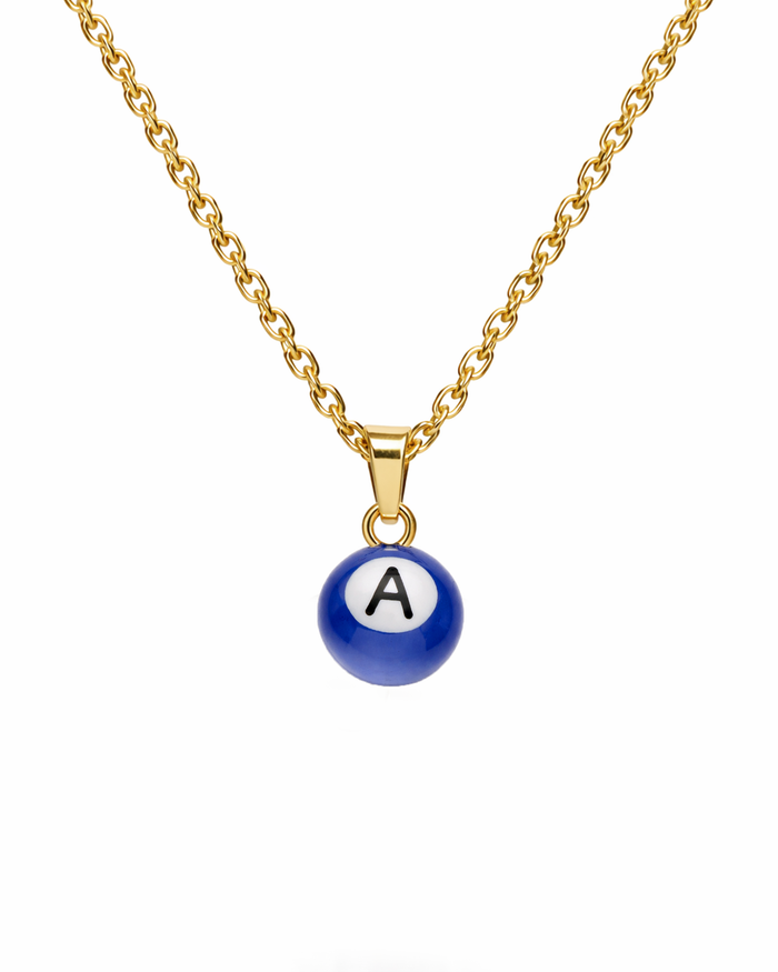 Feine Gold-Halskette mit handbemalter Perle und personalisiertem „A“-Anhänger auf der Perle