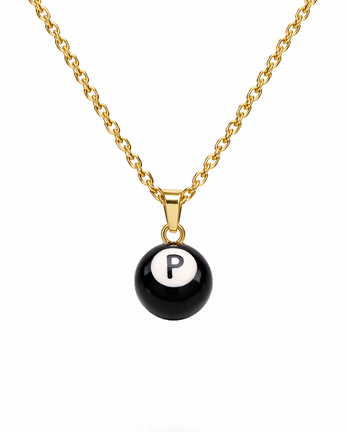 Feine Gold-Halskette mit handbemalter Perle und personalisiertem „P“-Anhänger auf der Perle, einzigartiges, kunstvolles Design für ein individuelles Schmuckstück.