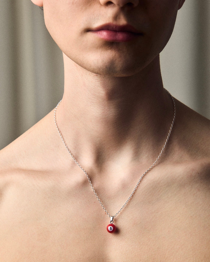 Feine Silber Halskette mit handbemalter Perle und personalisiertem „B“-Anhänger auf der Perle, einzigartiges, kunstvolles Design für ein individuelles Schmuckstück.