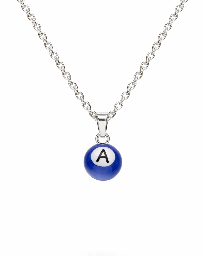 Feine Silber Halskette mit handbemalter Perle und personalisiertem „A“-Anhänger auf der Perle, einzigartiges, kunstvolles Design für ein individuelles Schmuckstück.