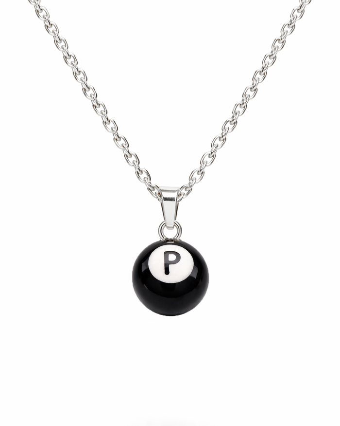 Feine Silber Halskette mit handbemalter Perle und personalisiertem „P“-Anhänger auf der Perle, einzigartiges, kunstvolles Design für ein individuelles Schmuckstück.