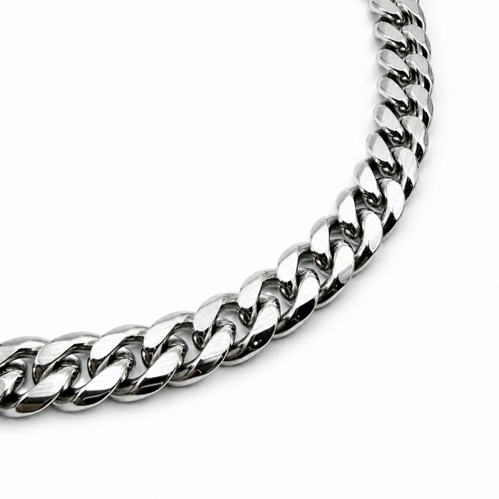 close up of 10mm stainless steel curb chain links showing polished and matte finish