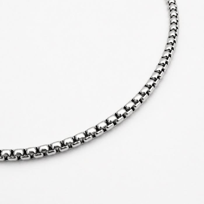 Close up of stainless steel 3mm rounded box chain showing rounded links
