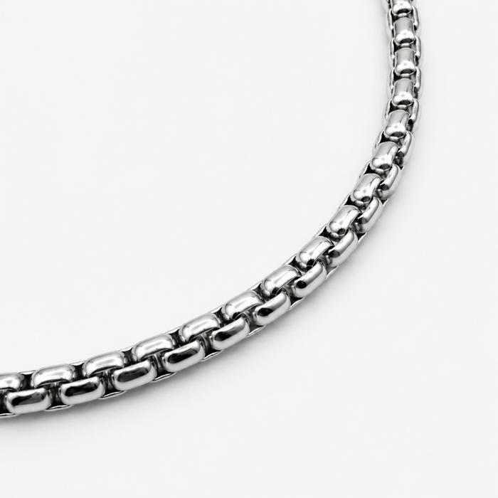 Close up of stainless steel 4mm rounded box chain showing rounded links