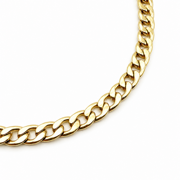 close up of 7.5mm gold curb chain links showing polished finish
