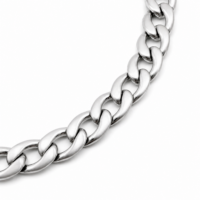 Close up of 7mm stainless steel curb chain with matte brushed finish